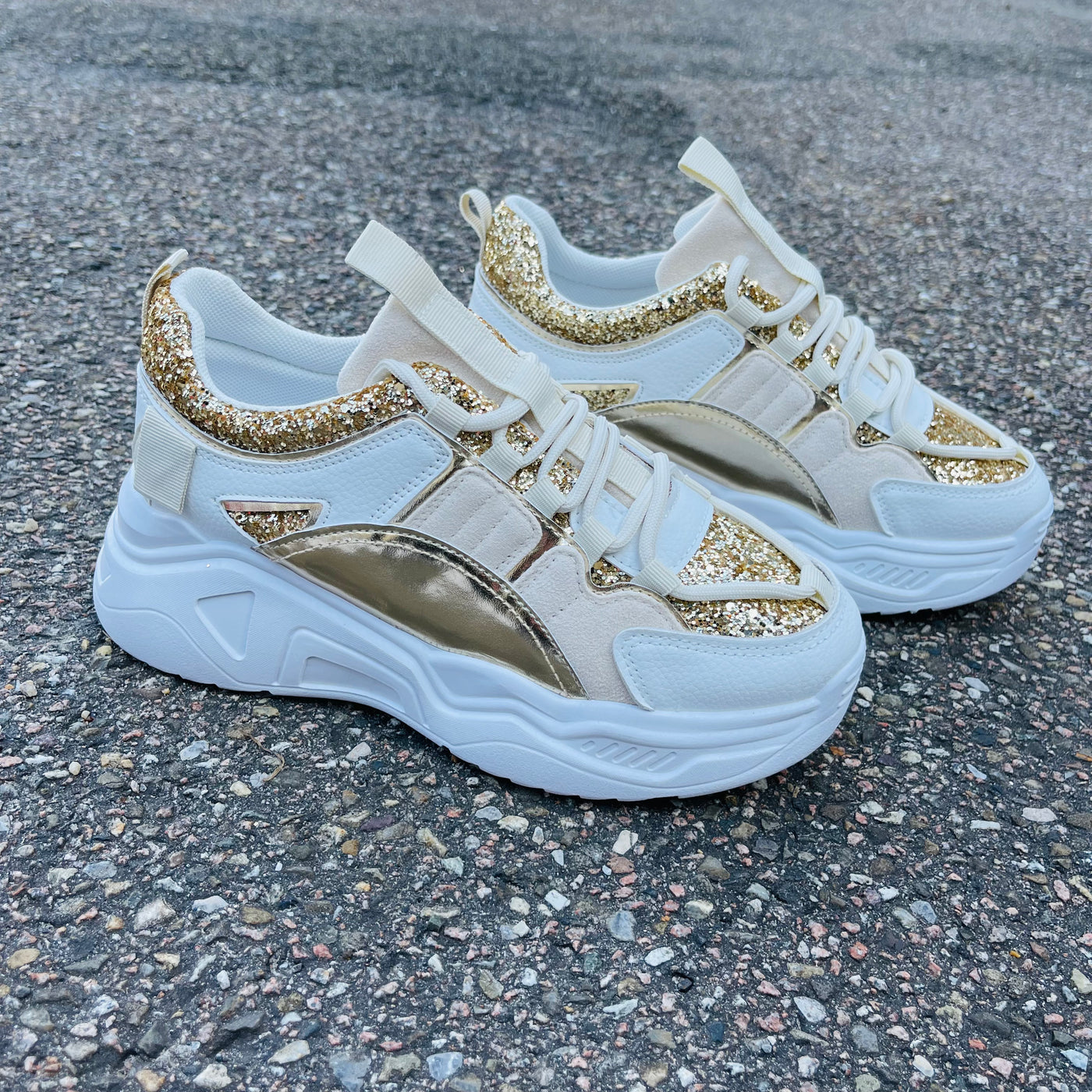 Trendy Gold Sneaker