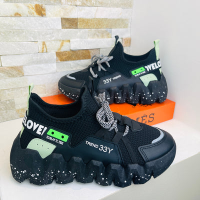 YY92 Black Sneaker